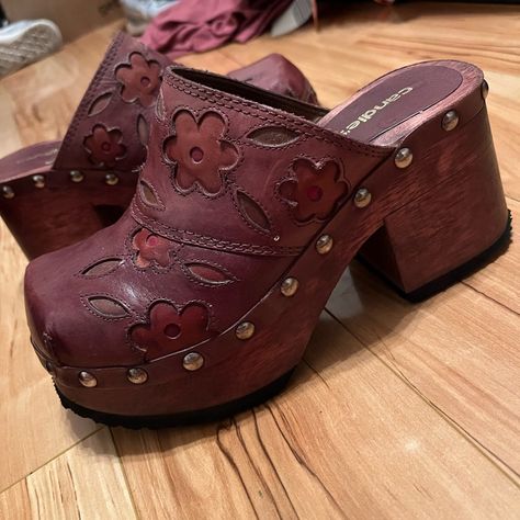 Vintage Candies Flower / Floral Clogs Size 6.5. Great Condition. Have Stud Detailing Around The Sides And Adorable Laser Cut Flowers All Over. Y2k 90s 90s Clogs, Vintage Brown Clogs With Round Toe, Vintage Summer Clogs With Wooden Heel, 70s Clogs, 1970s Shoes Clogs & Mules, Vintage Clogs, Candies Shoes, Vintage Candy, Cute Pillows