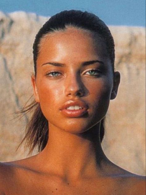 Adriana Lima Young, Sherilyn Fenn, Sunkissed Makeup, Alena Shishkova, Tanned Makeup, 90s Models, Model Inspo, Model Aesthetic, Trening Abs