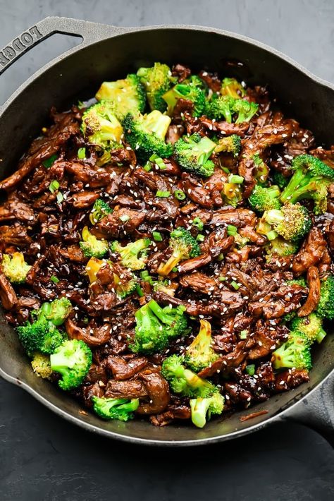 Vegan Beef and Broccoli! A restaurant take-out copycat, made completely vegan and ready in less than 30 minutes! Gluten free. Soy Curls Recipes, Nora Cooks, Easy Stir Fry Recipes, Beef Broccoli, Vegan Beef, Soy Curls, Beef And Broccoli, Vegan Asian, Broccoli Beef