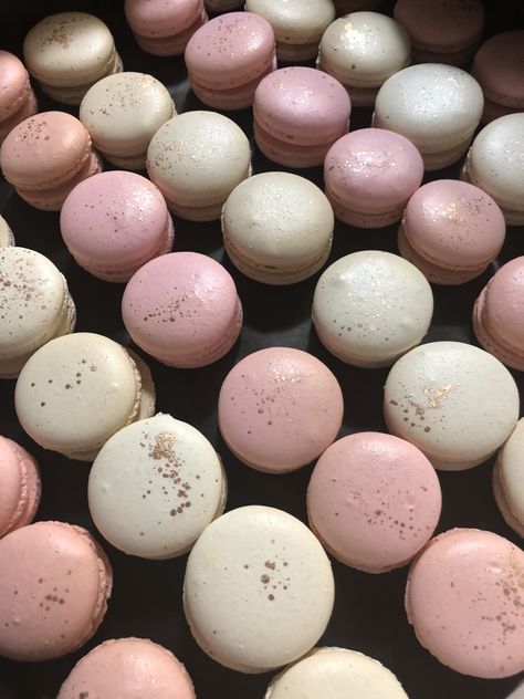 Light Pink Macarons, Pink And White Macarons, Bday Desserts, Silver Macarons, Gold Macarons, Birthday 15, Pink Macarons, Pink Disco, Baking Stuff