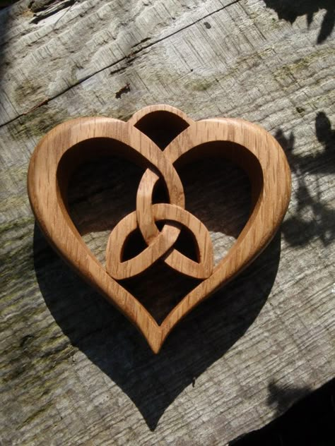 Large OAK CELTIC HEART Wall Decor / Hanging от wildwoodartist Coping Saw Projects, Heart Wood Crafts, Celtic Triquetra, Wooden Jewelery, Steampunk Furniture, Wood Jewelery, Wall Decor Hanging, Wall Art Wooden, Celtic Heart