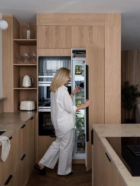 Ikea Metod Kitchen, Kitchen Wardrobe, Kitchen Solutions, Ikea Cabinets, Oak Kitchen, Ikea Kitchen, Wooden Kitchen, Ikea Hack, Contemporary Kitchen