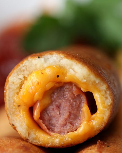 Cheese-Stuffed Corn Dogs Bien Tasty, Fried Hot Dogs, Hot Dog Recipes, Tasty Videos, Snacks Für Party, Corn Dogs, Dog Recipes, Diy Food Recipes, Appetizer Snacks