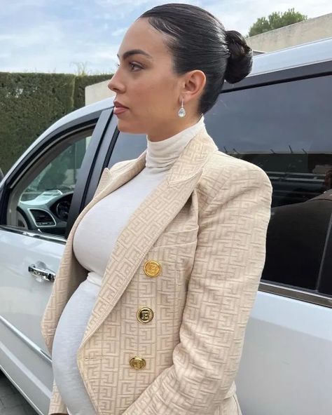 Georgina Rodriguez, Football Wags, Pretty Pregnant, Mum Fashion, Sassy Outfit, Regina George, Pregnancy Outfits, Blazer Outfits, Double Breasted Blazer