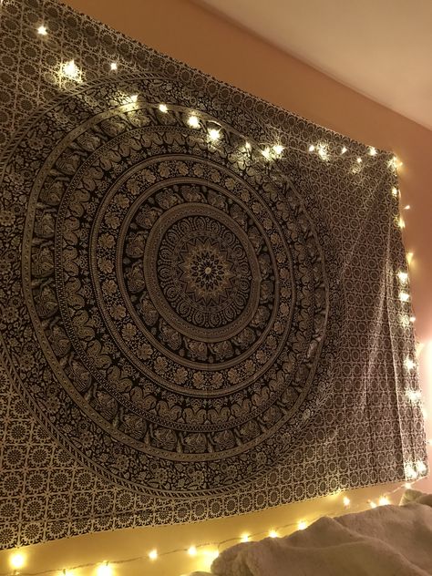 get a cute tapestry and fairy lights!! Cute Tapestries Aesthetic, Tapestry With Fairy Lights, Room Ideas Grunge, Hipster Bedroom Decor, Cute Tapestry, Uni House, Blue And Gold Bedroom, Fairy Lights Room, Hangout Space