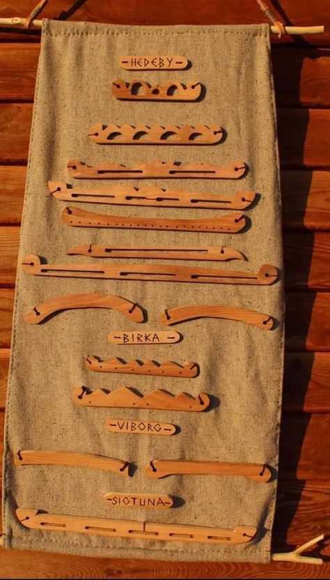 Hedeby/Haithabu bag handles | Dawn's Dress Diary Medieval Crafts, Viking Garb, Viking Reenactment, Viking Life, Viking Costume, Viborg, Viking Clothing, Jewelry Wood, Tablet Weaving