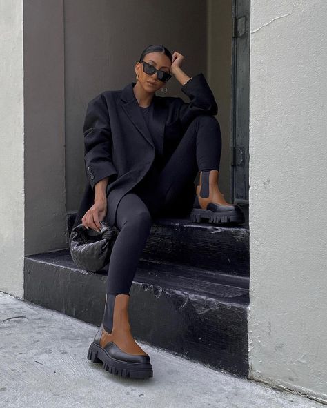 10 Ways To Wear Lug Sole Boots Chunky Sole Boots Outfit, White Lug Sole Boots Outfit, White Lug Boots Outfit, Lug Boots Outfit Fall, Black Lug Sole Boots Outfit, Chelsea Boots Street Style, Lug Boots Outfit, How To Style Chelsea Boots, Lug Sole Chelsea Boots