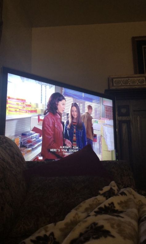 Person Watching Tv Aesthetic, Movie On Tv Aesthetic, Gilmore Girls Lifestyle, Watching Movies Aesthetic Tv, Watching Gilmore Girls Aesthetic, Tv Aesthetic Watching, Watch Tv Aesthetic, Watching Tv Aesthetic, Girl Watching Tv