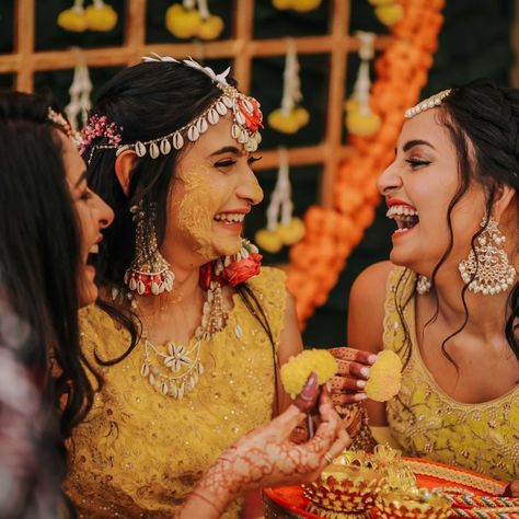 Haldi Photography Ideas With Sister, Haldi Bride Poses With Sister, Haldi Sister Poses, Haldi Ceremony Picture Ideas, Haldi Jewellery For Bride Sister, Haldi Pictures Idea, Pithi Photography, Haldi Ceremony Jewellery For Bride, Props For Haldi Ceremony