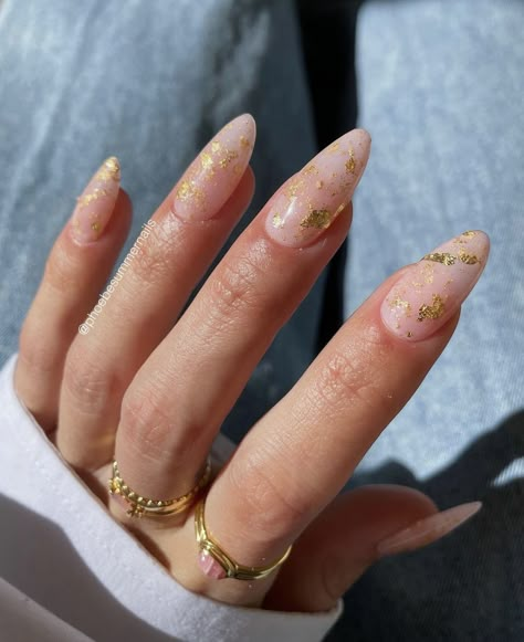 Gold Flake Nails, Simple Nails Gel, Butterflies Nails Acrylics, Nails New Year, Nail Designs Easy, Nail Inspo Nail Art, Acrylic Nails Almond, Nails Round, Nail Art Simple