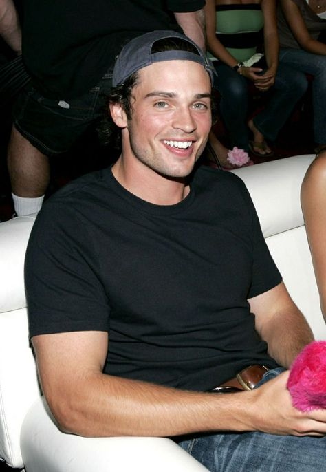 Tom Welling 2000s, Tom Welling Smallville, Tom Welling, Sports Romance, Clark Kent, Smallville, Famous Men, Hot Actors, White Men