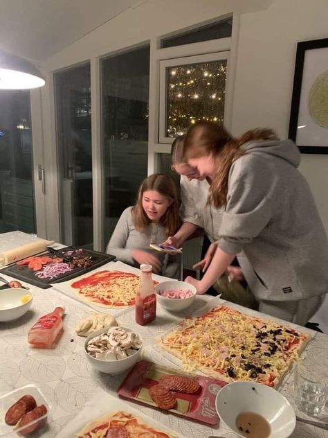 Pizza Night With Friends, Pizza With Friends Aesthetic, Pizza With Friends, Baking With Friends, Eating With Friends, Cooking With Friends, Food With Friends, Au Pair, Friend Goals