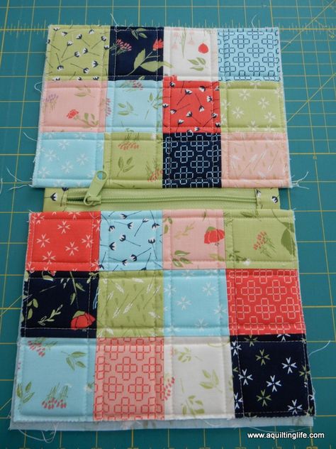 Zipper Pouch Tutorial, Pouch Tutorial, Sew Ins, Sewing Bags, Costura Diy, Beginner Sewing Projects Easy, Quilted Tote Bags, Bag Tutorial, Patchwork Quilting