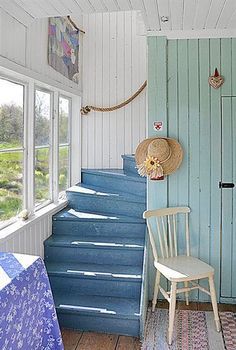 . Design Casa Piccola, Cozy Beach Cottage, Staircase Styles, Cottage Coastal, Decoration Shabby, Painted Stairs, Beach Homes, Coastal Living Rooms, Seaside Cottage