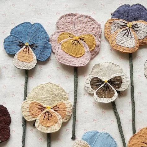 Hantverk Diy, Scrap Fabric Crafts, Handmade Flowers Fabric, Fabric Flowers Diy, Small Sewing Projects, March 5, Fabric Projects, Embroidery Inspiration, Diy Embroidery