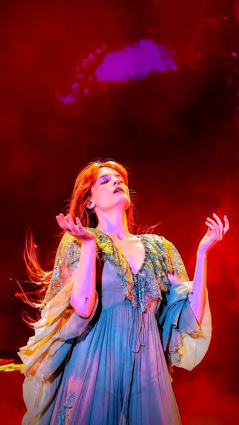 100 Poses, Florence Welsh, Florence Welch Style, Casual Poses, Concert Pics, Florence Welch, Florence The Machines, Human Reference, Human Poses Reference