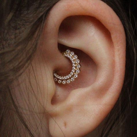 Learn how to care for and heal an infected daith piercing. Daith Piercing Infection, Tat Rings, Piercing Facial, How To Use Makeup, Daith Piercing Jewelry, Smiley Piercing, Piercing Cartilage, Daith Piercing, Body Piercings