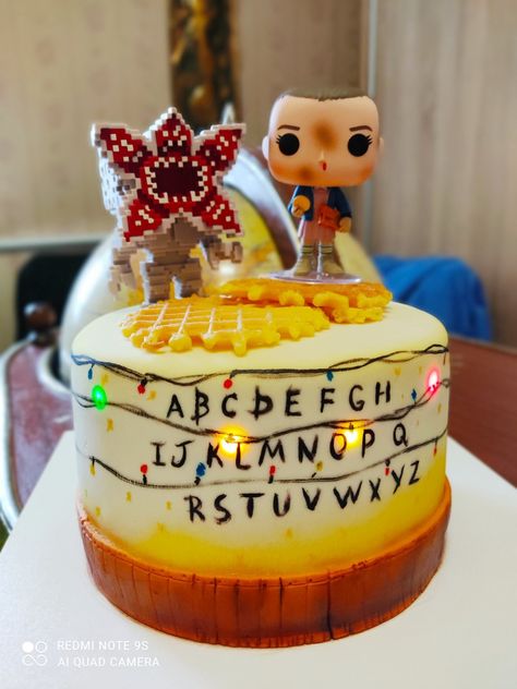 Stranger Things Cake, Crazy Birthday Cakes, Stranger Things Funko Pop, Stranger Things Poster, Stranger Things 2, 9th Birthday Parties, Creative Birthday Cakes, Stranger Things Characters, Eleven Stranger Things