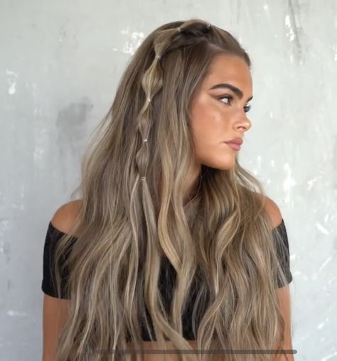 Hairstyles Music Festivals, Fall Wedding Hair Guest, Festival Hair With Fringe, Boho Concert Hair, Folk Concert Hairstyles, Festival Hair Half Up Half Down, Country Music Festival Hairstyles, Billie Eilish Concert Hairstyle, Gig Hairstyle