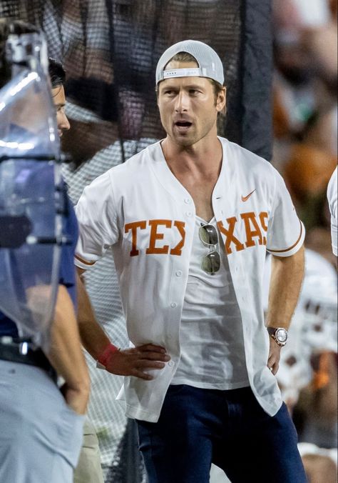 Glen Powell Texas Longhorns, Glenn Powell Anyone But You, Glen Powell Cowboy Hat, Glen Powell Backwards Hat, Hit Man Glen Powell, Glenn Powell Wallpaper, Young Glen Powell, Glen Powell Cowboy, Glen Powell Photoshoot