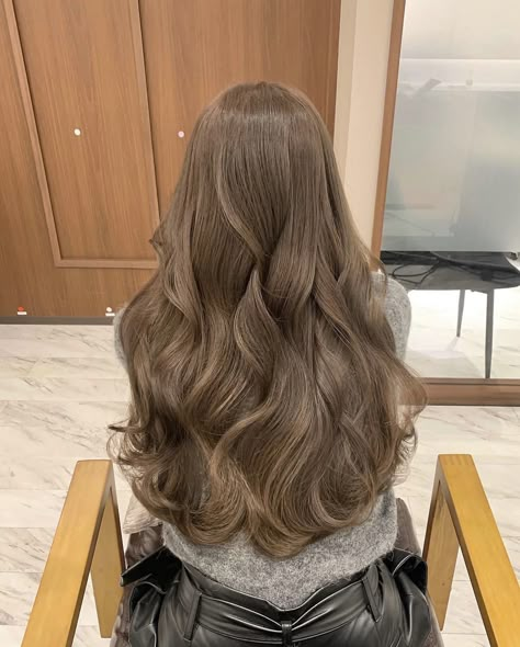 Beige Hair Color, Brown Hair Inspiration, Rambut Brunette, Beige Hair, Korean Hair Color, Brown Hair Looks, Hair Color Options, Brown Hair Inspo, Hair Inspiration Long