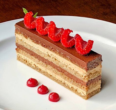 Opera Cake Plating Ideas, Opera Cake Plating, Cake Plating, Raspberry Pastry, Cake With Raspberries, Opera Cake, Leaf Craft, Plate Presentation, Dessert Presentation