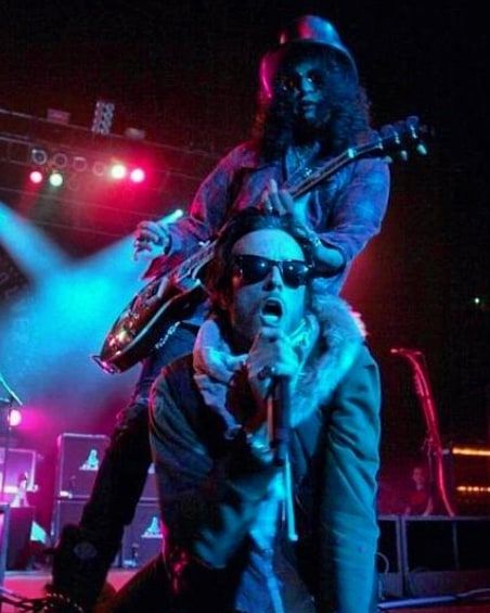 Cherie on Instagram: “'Pay the toll, or sell your soul' 🎤🤘🖤 Scott & Slash 12/29/2007 Trenton #ScottWeiland #Slash #VelvetRevolver #frontman #stagepresence…” 80’s Men, Velvet Revolver, Scott Weiland, Stone Temple Pilots, Music Photography, Pretty Men, Hard Rock, Rock N Roll, Rock Bands