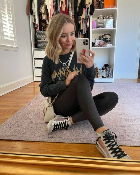 Golden Goose And Leggings, Outfits With Golden Goose Shoes, Golden Goose Midstar Sneakers Outfit, Mid Star Golden Goose, Golden Goose Mid Star Outfit, Star Sneakers Outfit, Golden Goose Mid Star, Golden Goose Mid, Golden Goose Sneakers Outfit