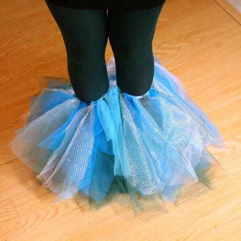 Diy Mermaid Costume, Mermaid Fins, Homemade Mermaid Costumes, Mermaid Costume Diy, Theme Carnaval, Sewing Desk, Fish Costume, Diy Mermaid, Mermaid Fin