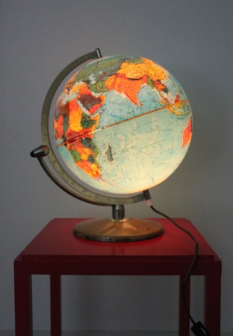 . World Globe Lamp, Map Monde, Globe Map, Globe Lamp, Globe Art, Cute Furniture, Globe Light, Retro Living Rooms, Globe Lamps