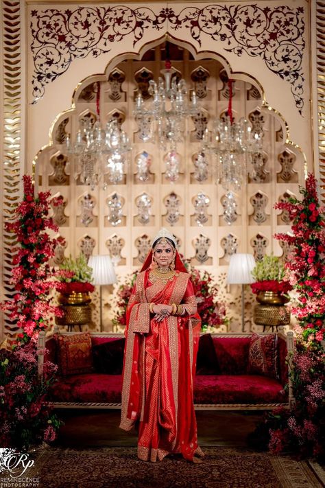 Royal Indian Wedding Decor Stage, Wedding Stage Indoor, Red Indian Wedding Decor, Reception Decorations Indian, Walima Decor, Wedding Sofa, Shaadi Decor, Engagement Stage, Mandap Decoration