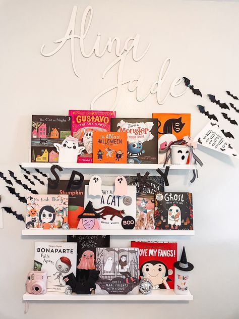 Halloween Bookshelf Decor Kids, Halloween Shelf Styling, Halloween Bookshelf Decor, Best Halloween Books, Halloween Bookshelf, Holiday Bookshelves, Fall Bookshelf, Bookshelf Inspo, Halloween Books For Kids