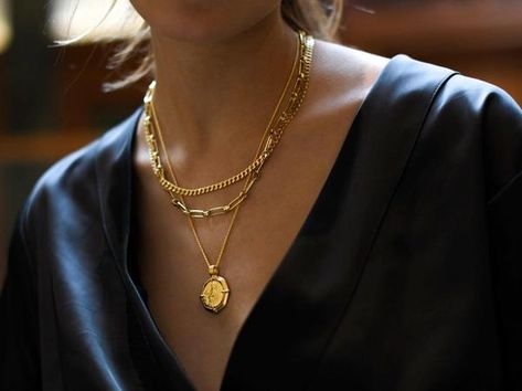 Quick Dough, Fancy Necklaces, Intricate Jewelry, Necklaces Ideas, Diy Gold, Gold Necklace Simple, Necklaces Gold, Gold Locket, Medallion Necklace