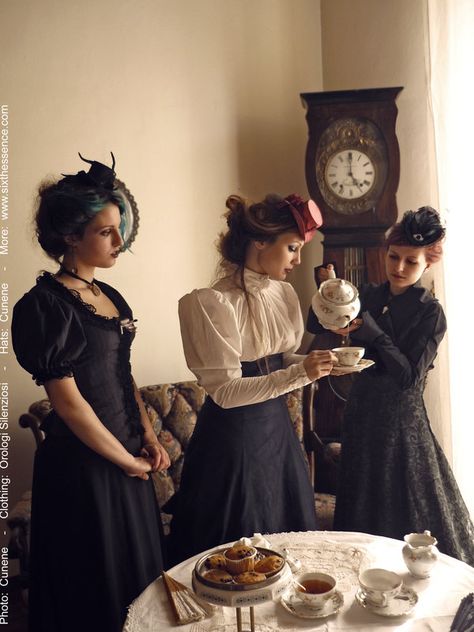 Tea party cunene Victorian Party, Mousse Au Chocolat Torte, Tea Party Games, Victorian Tea Party, Spring Tea Party, Period Clothing, Spring Tea, Three Women, Tea Party Hats