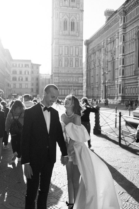 Chic elopement in Florence | Gabriele Malagoli Wedding Photo Pre Wedding Photoshoot Europe, Florence Wedding Photography, Florence Couple Photography, Florence Engagement Photos, Florence Photoshoot, Florence Elopement, Spain Elopement, Italy Photoshoot, Elopement Hair