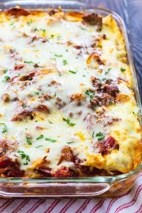 Cream Cheese Lasagna is so creamy and rich with meat sauce and pepperoni. Crock Pot Lasagna Soup, Soup With Cream Cheese, Cream Cheese Lasagna, Lasagna Cake, Cheese Lasagna Recipe, Crock Pot Lasagna, Paleo Deserts, Spaghetti Lasagna, Lasagna With Ricotta