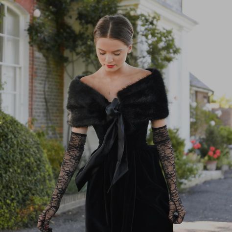 Black Dress With Gloves, Great Gatsby Outfit, Gloves Outfit, Dress And Gloves, Fur Outfit, Faux Fur Shrug, Glamouröse Outfits, Black Fur Coat, Dress With Gloves