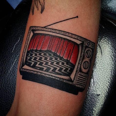 Retro Television tattoo by @josetattooer at Nautilus Tattoo in Newington Connecticut #josetattooer #josécarrasquillo #nautilustattoo #newington #connecticut #television #televisiontattoo #tv #tvtattoo #retrotv #retrotvtattoo #retrotelevision #retrotelevisiontattoo #tattoo #tattoos #tattoosnob Television Tattoo, Twin Peaks Tattoo, Nautilus Tattoo, Twin Peaks Tv, Set Design Ideas, Tv Tattoo, Retro Television, Wicked Tattoos, Men Tattoo