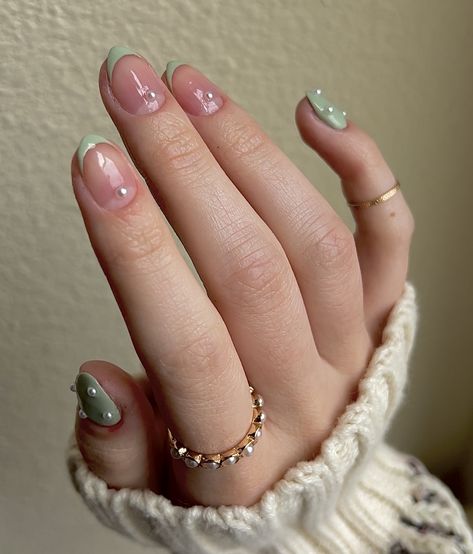 Sage Green Nails With Accent Nail, Sage Green Pearl Nails, Nail Art Green Sage, Nail Accent Ideas, Green And Pearl Nails, Pearl Accent Nails, Green Nails With Pearls, Green Korean Nails, Nail Art Sage Green