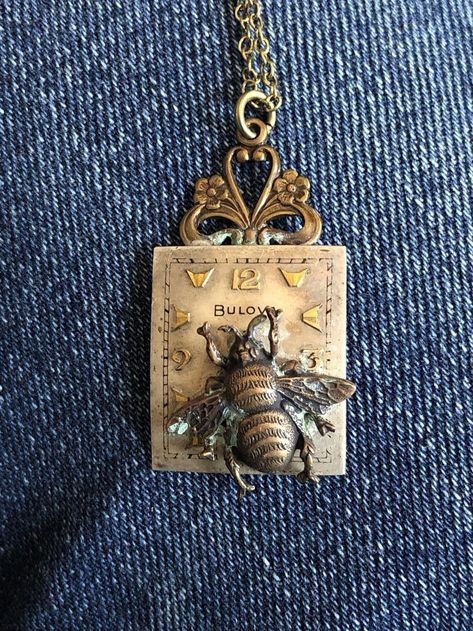 Old Watches Crafts Ideas, Repurposed Watches, Repurposed Crafts, Bee Stuff, Upcycled Vintage Jewelry, Vintage Assemblage Jewelry, Vintage Jewelry Ideas, Watch Ideas, Vintage Jewelry Repurposed