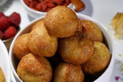 Banana Puff Puff, Fried Banana Recipes, Deep Fried Desserts, Fried Dessert, Banana Fritters, Tropical Food, Real Bread, Fried Bananas, Puff Recipe