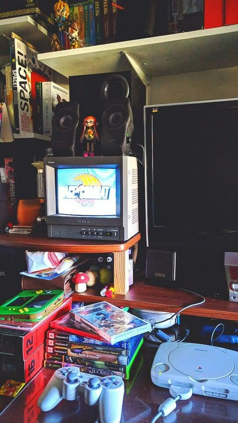 Retro Gaming Setup, 90s Room, 80s Bedroom Aesthetic, Retro Games Room, Room Retro, Retro Gaming Art, Video Game Rooms, Vintage Video Games, Gaming Art