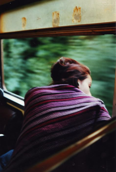 A Well Traveled Woman, Robert Doisneau, Looking Out The Window, Foto Tips, Photo Vintage, Train Rides, Train Travel, A Blanket, The Window