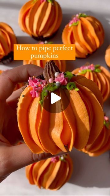 Alex LaRosa on Instagram: "Pumpkin Cupcakes   🤫 secret to the best pumpkin cupcakes   ✨pipe from the outside towards center to create a circular pumpkin shape  ✨ don’t sweat any mess by the stem, flowers and vines will cover that up  ✨don’t over sprinkle   Supplies @nycake  Sprinkles @riverroadsprinkleco  Piping tips @wiltoncakes l . . . . . #alexlarosabakery #pumpkincupcakes #halloweencupcakes #buttercreamcupcakes #cupcakedecorating" Cupcakes Pumpkin Decoration, Piping Pumpkin Cupcakes, Pumpkin Unicorn Cake, Owl Cupcakes With Oreos, Fall Decorated Cupcakes Ideas, Thanksgiving Cupcakes For Kids, Pumpkin Cupcakes Decoration, Pumpkin Decorated Cupcakes, Fall Cupcake Decorating Ideas