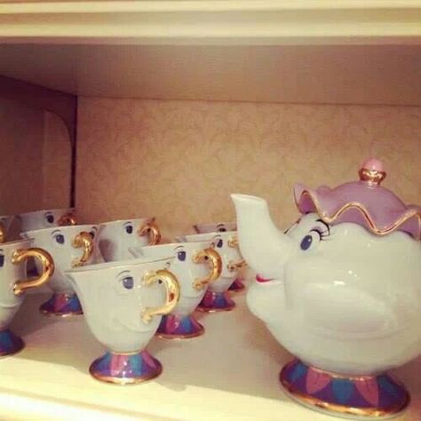 Mrs potts and chip Deco Disney, Cerámica Ideas, Teapots And Cups, Disney Home, Disney Love, The Shape, Disney Magic, The Beast, Disney Movies