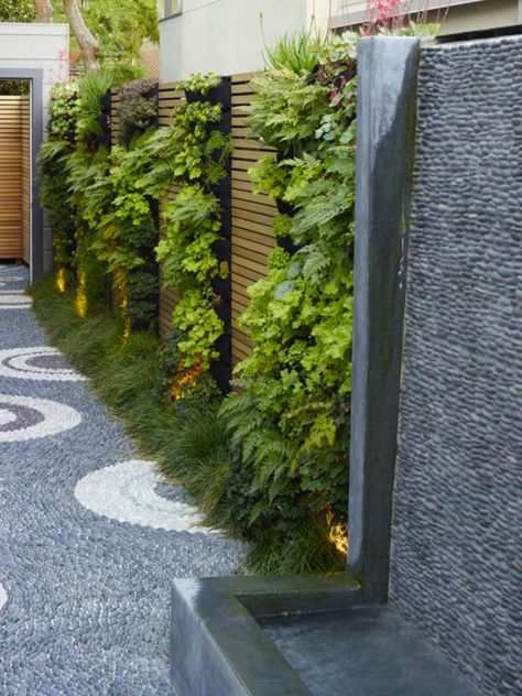 Small Backyard Garden Design, Artificial Grass Wall, Artificial Green Wall, Garden Wall Designs, Vertical Garden Design, Decoration Restaurant, Small Backyard Gardens, Walled Garden, Fence Landscaping