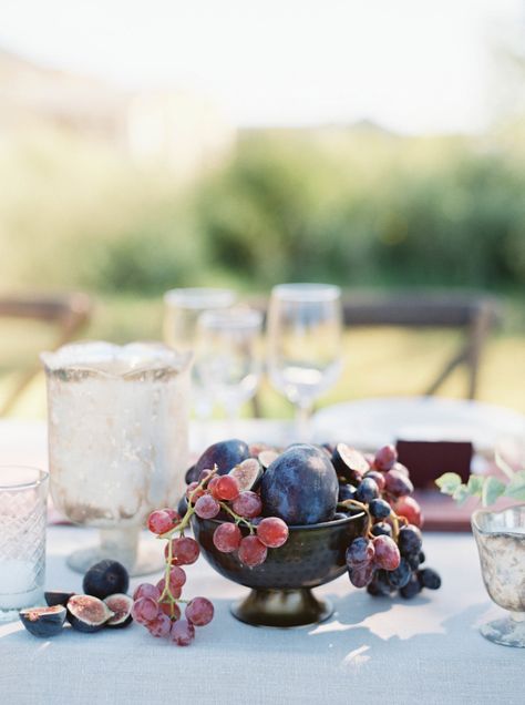 Alfresco Wedding, Grape Decor, Rome Wedding, Fruit Wedding, Florence Wedding, Minimalist Wedding Decor, Amalfi Coast Wedding, Wedding In Italy, Romantic City