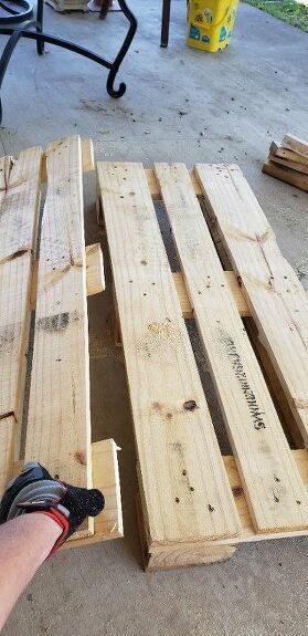 Build the perfect pallet table for your patio. You'll be happy to use it all summer long. #diy | diy home decor | diy home | pallet table | pallets | diy pallets | table | upcycle Diy Pallet Patio Table, Pallet Table Outdoor Party, Diy Outside Table, Pallet Outdoor Table, Pallet Table Outdoor, Pallets Table, Diy Grill Table, Diy Pallet Table, Table Made From Pallets