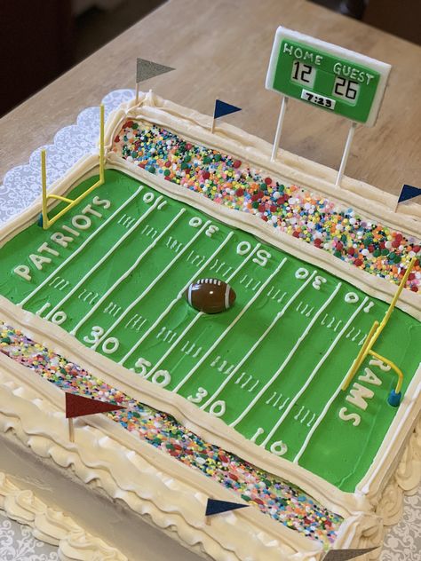 Football stadium cake Football Stadium Cake Ideas, Football Field Birthday Cake, Stadium Cake Football, Diy Football Cake, American Football Birthday Cake, Football Sheet Cake, Superbowl Cakes, Detroit Lions Cake, Football Cupcake Cake