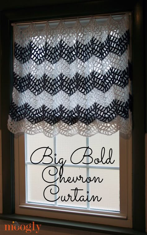 Big Bold Chevron Curtain - perfect for any window! Free #crochet pattern from mooglyblog.com Chevron Curtains, Crochet Curtain Pattern, Crochet Curtains, Crochet Kitchen, Crochet Home Decor, Curtain Valance, Crochet For Home, Crochet Diy, Crochet Motifs